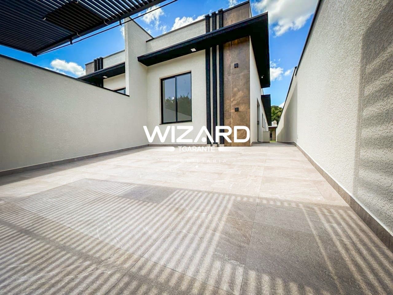 Vista da garagem e entrada da casa com piso cerâmico e detalhes na fachada.